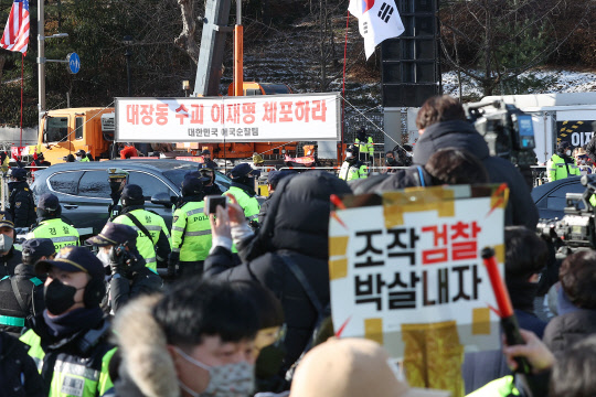 경기 성남시장 시절 '위례·대장동 개발 의혹'과 관련해 이재명 더불어민주당 대표가 검찰에 출석한 1월28일 오전 서울 서초구 서울중앙지방검찰청 서문에서 이 대표 지지자들이 검찰 규탄 집회를 하고 있다. 건너편에는 이 대표 체포를 촉구하는 집회가 벌어지고 있다.<연합뉴스>